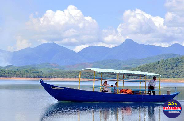 Thuyền thong dong trôi trên hồ cho du khách cảm giác yên bình